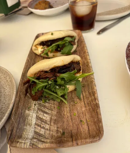 Pan bao relleno sobre una tabla de madera