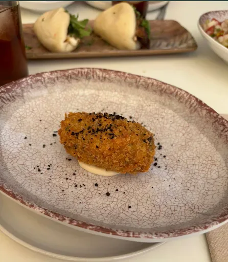 Croqueta crujiente sobre un plato