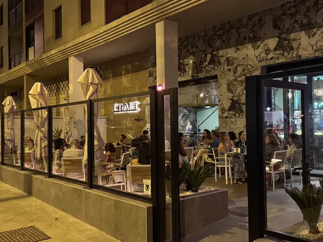 Terraza de Craft Brunch & Drunch por la noche, con mesas llenas