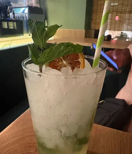 Mojito con hierbabuena y hielo picado