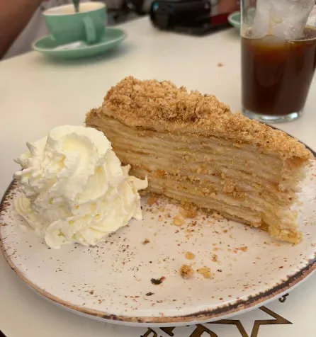 Tarta Napoleón con nata y café frío